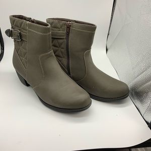 Easy Street taupe quilted bootys w/box